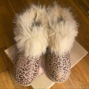 Booties Ugg inspired with Metallic Leopard print 🥰